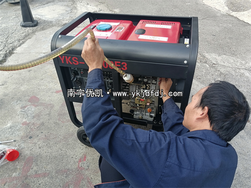 2023年11月24日，客戶到店自提8kw等功率柴油發(fā)電機組